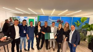 Read more about the article Em ato na Efapi, João Rodrigues assina lei que repassa terreno para Acamosc